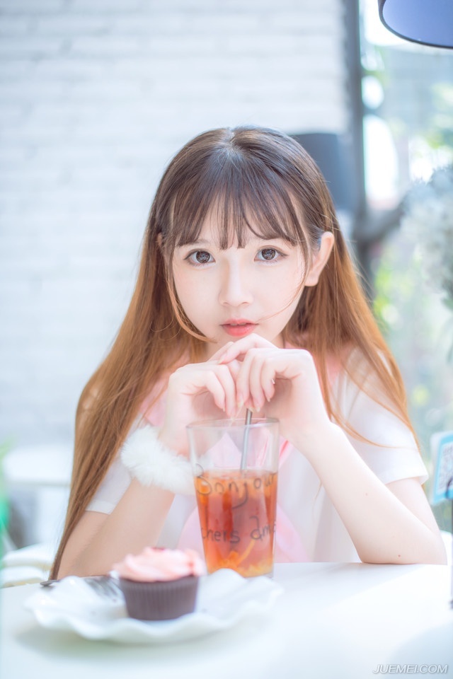 若是以往的话，按照规矩，这些蜀军至少也要裁掉一半，只留精锐，不过眼下大战在即，蜀道难行，也不好再从长安或是洛阳调拨兵马，而且关中军队虽然精锐，但蜀地毕竟特殊，关中那一套战法于蜀地并不合适，反倒是蜀中军队用起来更加顺手，而且似邓贤、泠苞这些归降的蜀将更精通属地作战，有他们相助，更能事半功倍。